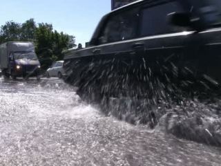 По улицам райцентра в Луганской области текут реки артезианской воды