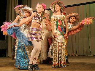 В Луганской области дети показали коллекцию «экологической» одежды 