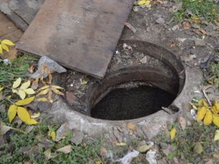 В Луганске в люк упали два человека