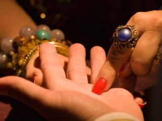 На Луганщине муж выгнал жену из дому за то, что позволила мошенницам себя обобрать 