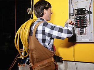 «ЛЭО» и «Лугансквода» начали отключать должников  