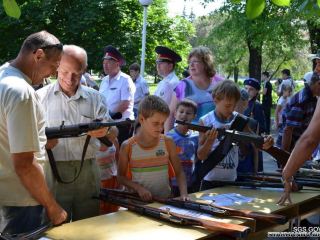 В Стаханове впервые провели выставку военных артефактов  