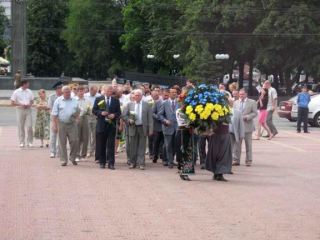 В Луганске начали праздновать День Конституции