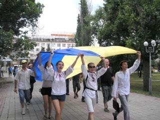 В День Конституции по Луганску пронесли 6-метровый флаг Украины