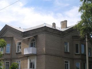 В Лисичанске меняют кровлю в доме, где не было ремонта уже 20 лет