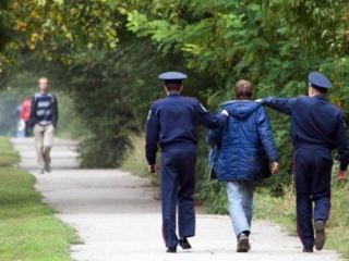 Луганские милиционеры заставили бездомного рыть себе могилу или же признаться в краже телефона. - Правозащитник (дополнено)