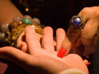 Жительница Алчевска избавилась от порчи денег фотоаппарата и мобильного телефона