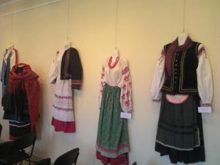 На Луганщине открылась выставка старинного костюма. Экспонаты можно было примерить 