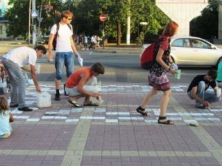 В центре Луганска нарисовали вышиванку