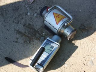 На Луганщине в контейнере для мусора нашли цилиндр со знаком радиоактивного вещества