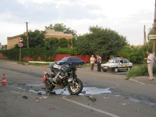 В Ровеньках автомобиль столкнулся с мотоциклом. Есть пострадавшие
