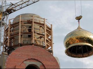 На луганском храме Умиление установили купол