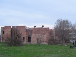 Недостроенный бассейн возле луганской школы №57 решили снести 