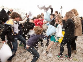 В центре Луганска устроят бои подушками
