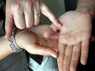 В Алчевске разыскивают мошенниц, «снимающих порчу»