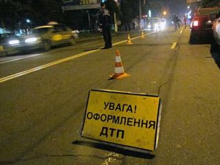 В Луганске возле кинотеатра «Мир» водитель иномарки врезался в дерево и погиб