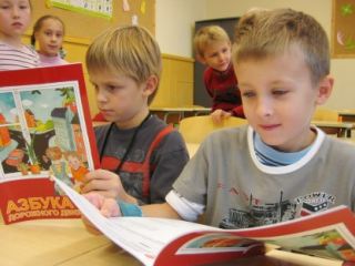 В школы Луганской области начали поступать новые учебники