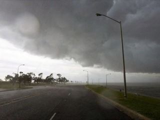 В Луганской области фермерам пришлось самостоятельно бороться с последствиями стихии