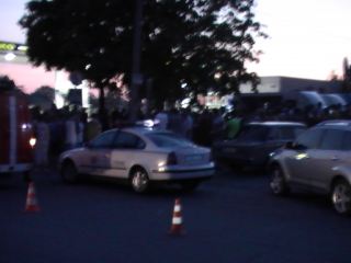 В Луганске иномарка врезалась в дерево. Водитель погиб 