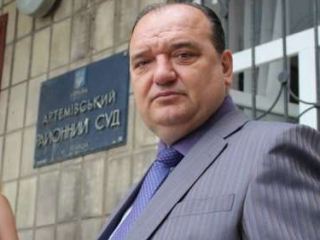 Возле Артемовского райсуда собрались сторонники и противники поселкового головы Юбилейного