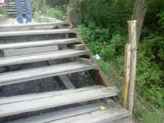 Жители Лисичанска около года ждали ремонта ступенек, соединяющих остановку и жилой район