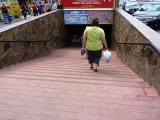 Авральный ремонт перехода на Центральной рынке в Луганске смахивает на банальную халтуру. – «21 век»