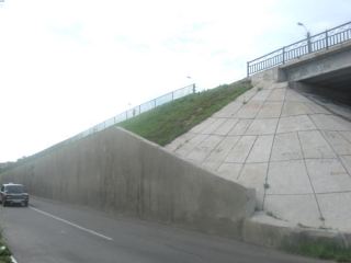 В Ровеньках повредили ограждение путепровода