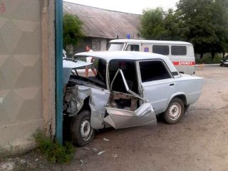 В Стаханове водитель «Жигулей» въехал в забор. Два человека пострадали