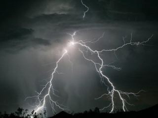 На Луганщине от молнии загорелся дом