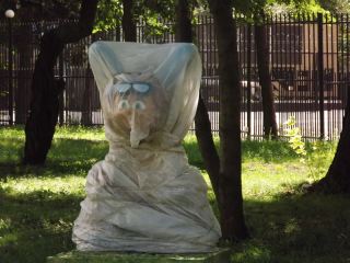 В Луганске откроют парк скульптуры Сказочный мир Пока фигуры прячут под полиэтиленом