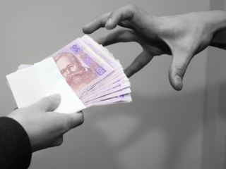 В Луганской области коммунальщик пытался продать должность электрика за  тысячи гривен