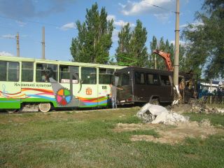 В Луганске от столкновения с маршруткой трамвай сошел с рельс