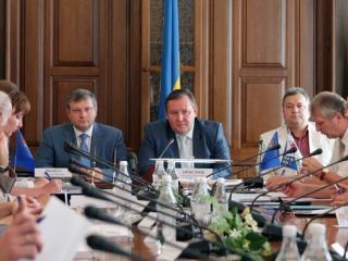 Руководители Луганщины похвастались достижениями в здравоохранении перед делегацией из Днепропетровска