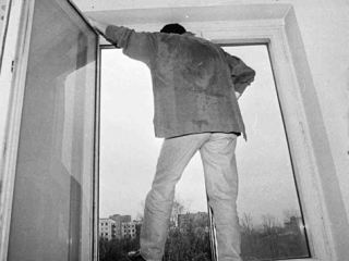 В Алчевске мужчина выпрыгнул с го этажа спасаясь от злоумышленников