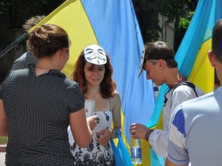 Луганские регионалы приготовили грамоты для анонимусов протестовавших против языкового закона