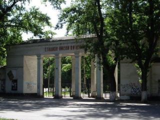 Луганский стадион им Ленина разрисуют граффити