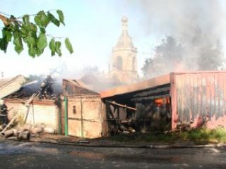 В Луганске горел дом соседствующий с храмом