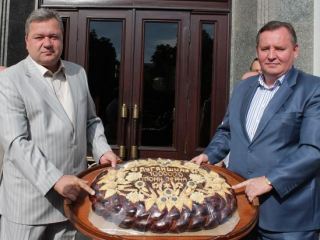 Председателю Луганской ОГА подарили каравай