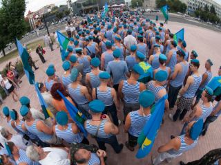 Выборы  Владимир Медяник и Владимир Гончаров помогли в организации празднования Дня ВДВ в Луганске