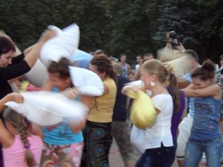 Луганчане дрались подушками прямо в центре города