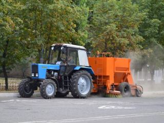 В Стаханове дворников заменили трактором