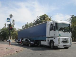 ДТП возле Вечного огня в Луганске фура столкнулась с Тойотой