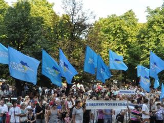 Несколько тысяч жителей Луганщины вышли на митинг в поддержку решения Виктора Януковича
