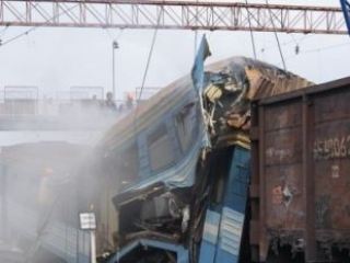 По факту столкновения пассажирского поезда и грузовых вагонов возбудили уголовное дело