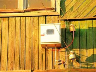 ЛЭО выносит счетчики на фасады домов чтобы жители не воровали электроэнергию