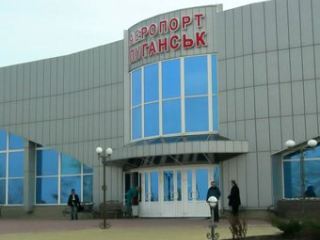 В аэропорту Луганска тушили горящий автобус