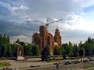 В строящемся луганском храме провели первое богослужение