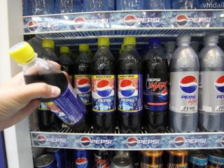 В Луганске два парня украли из уличного холодильника  бутылок с газировкой и энергетиками