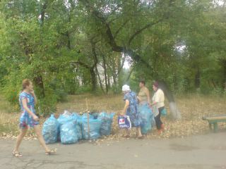 Луганчане собрали  мешков мусора в сквере Победы