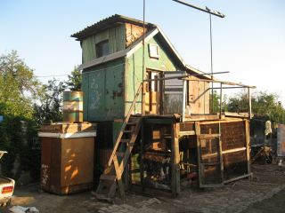 В Луганской области мужчину несколько месяцев насильно держали в курятнике и заставляли работать за сигареты